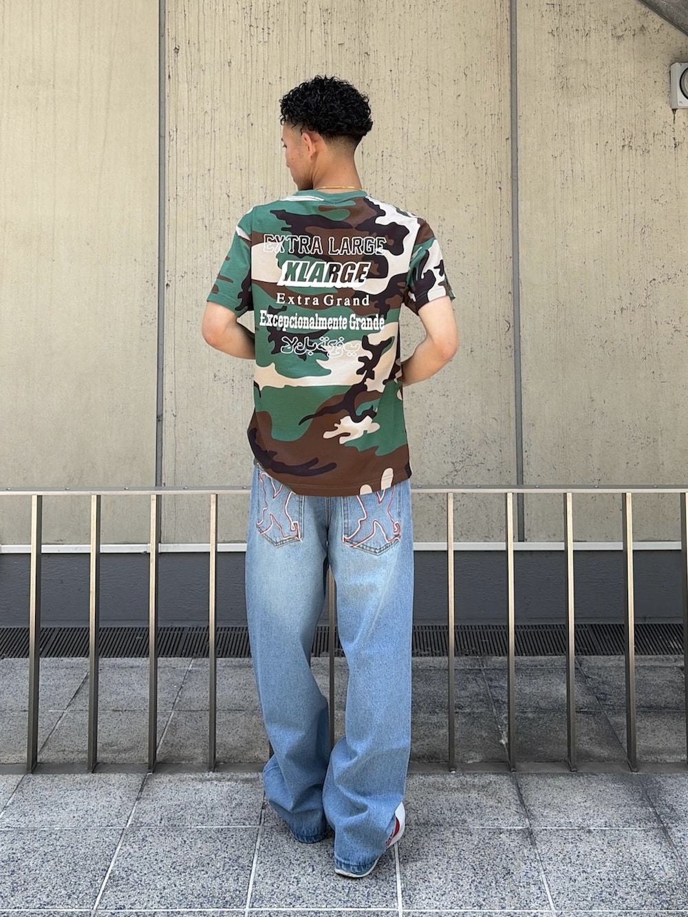 その他のTシャツ/カットソー、ブルー系のデニムパンツ、ブラック系のトートバッグを着用したメンズの夏コーディネートの4枚目の写真