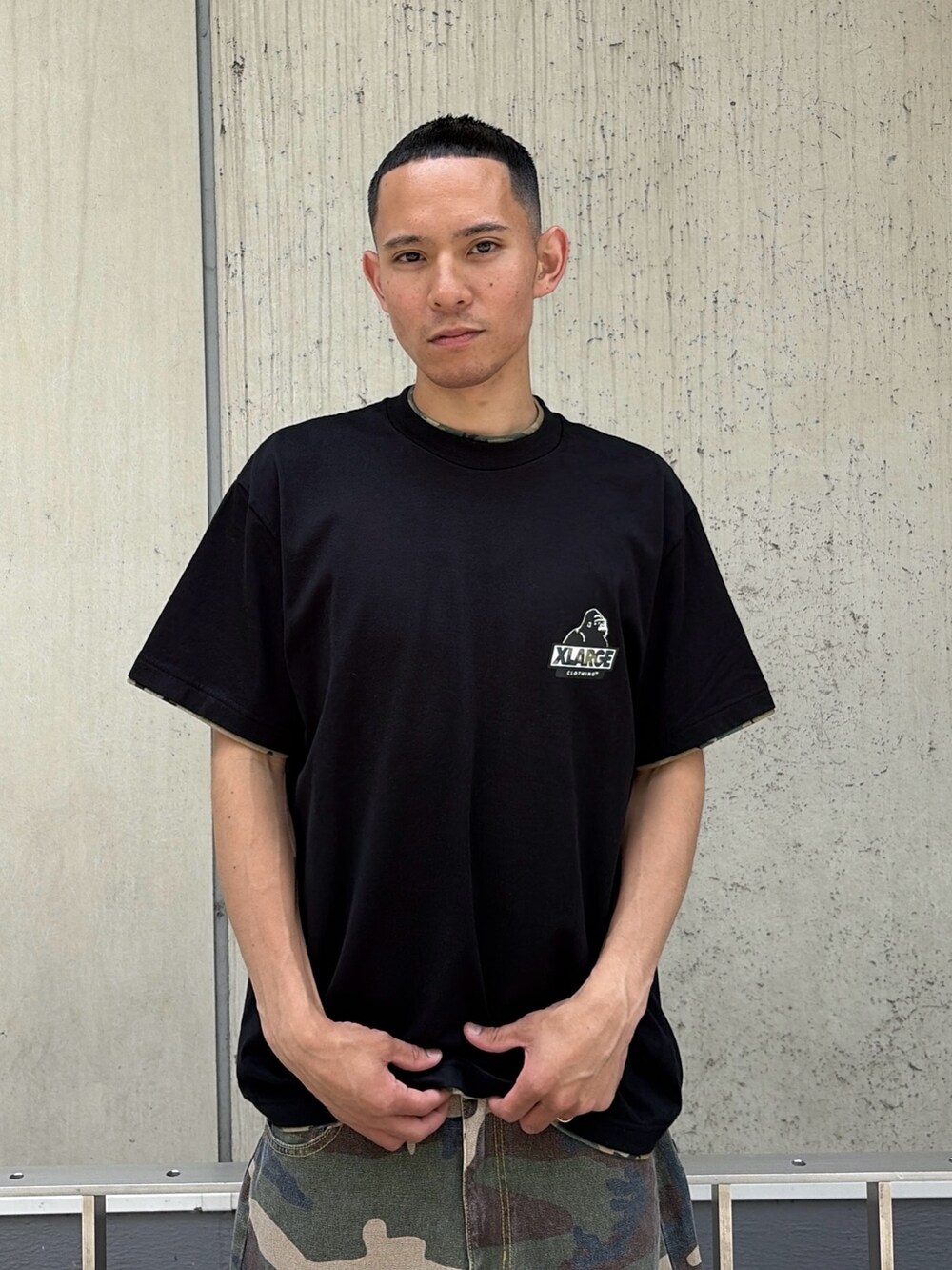 ブラック系のTシャツ/カットソー、その他のその他パンツを着用したメンズの夏コーディネートの5枚目の写真
