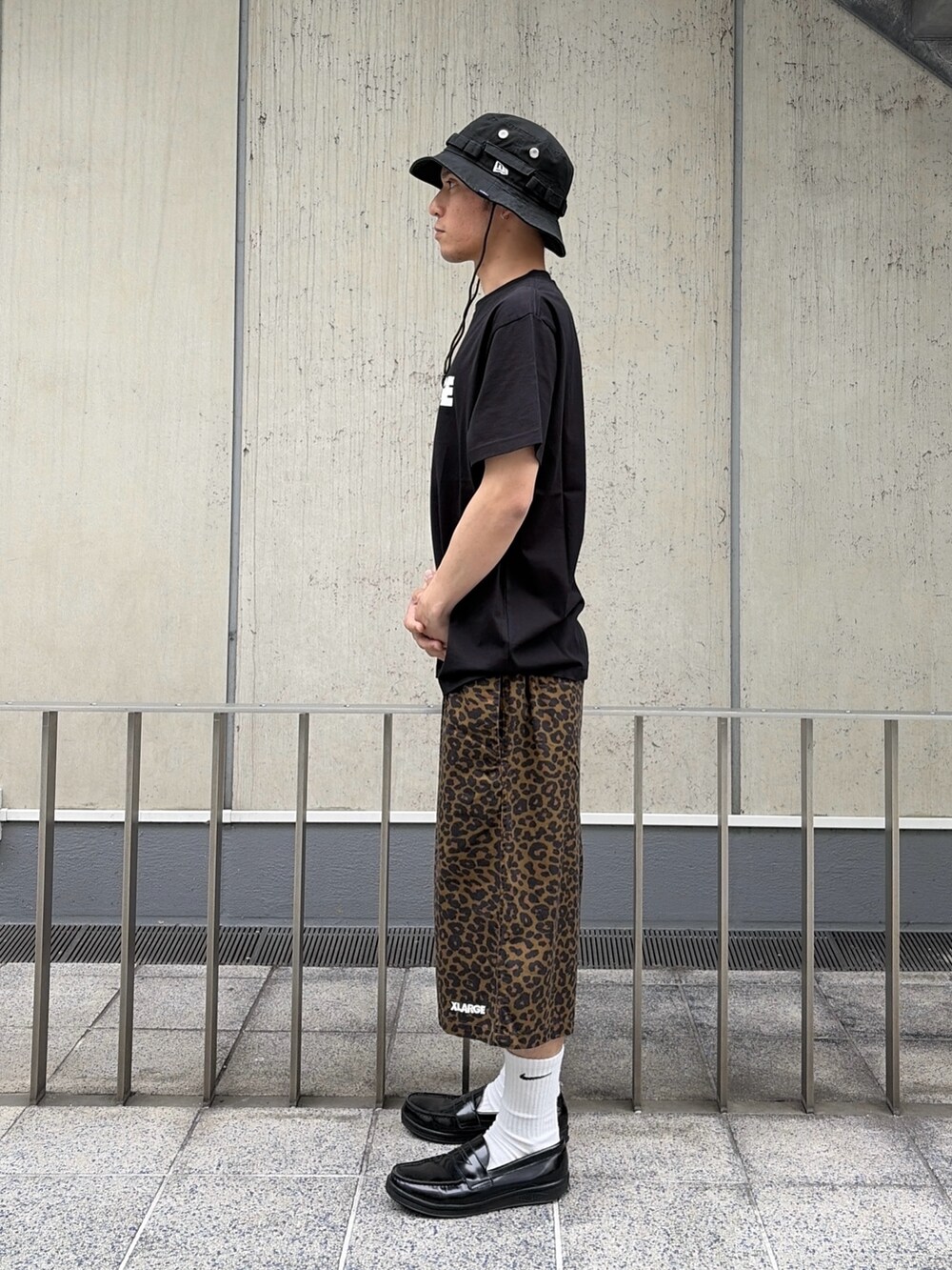 ブラック系のTシャツ/カットソー、ブラック系のその他パンツ、ブラック系のハットを着用したメンズの春コーディネートの2枚目の写真