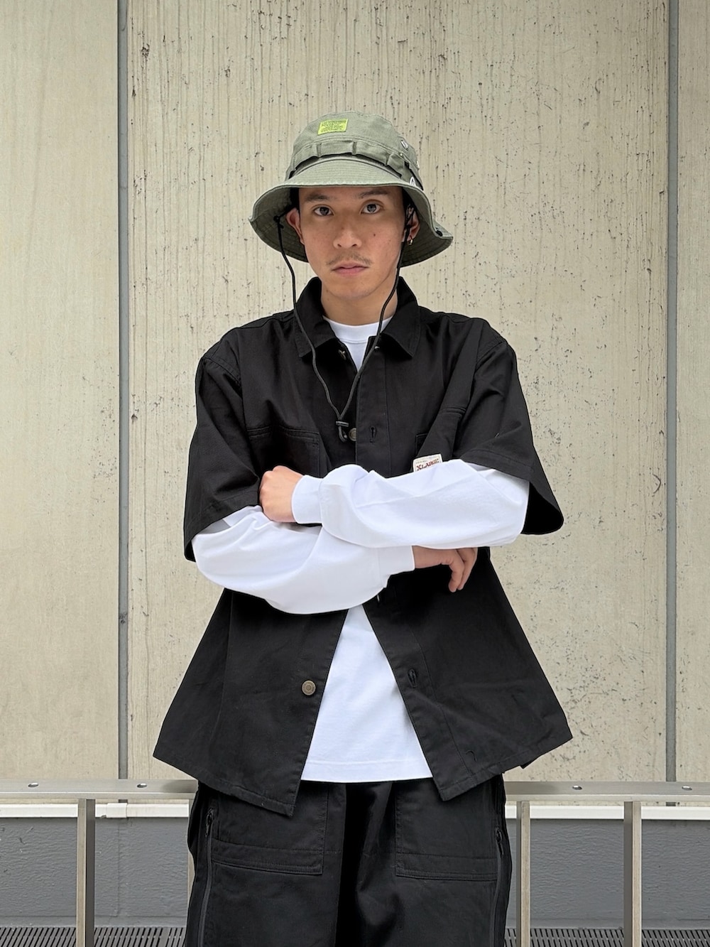 ブラック系のシャツ/ブラウス、ホワイト系のTシャツ/カットソー、ブラック系のその他パンツを着用したメンズの春コーディネートの5枚目の写真