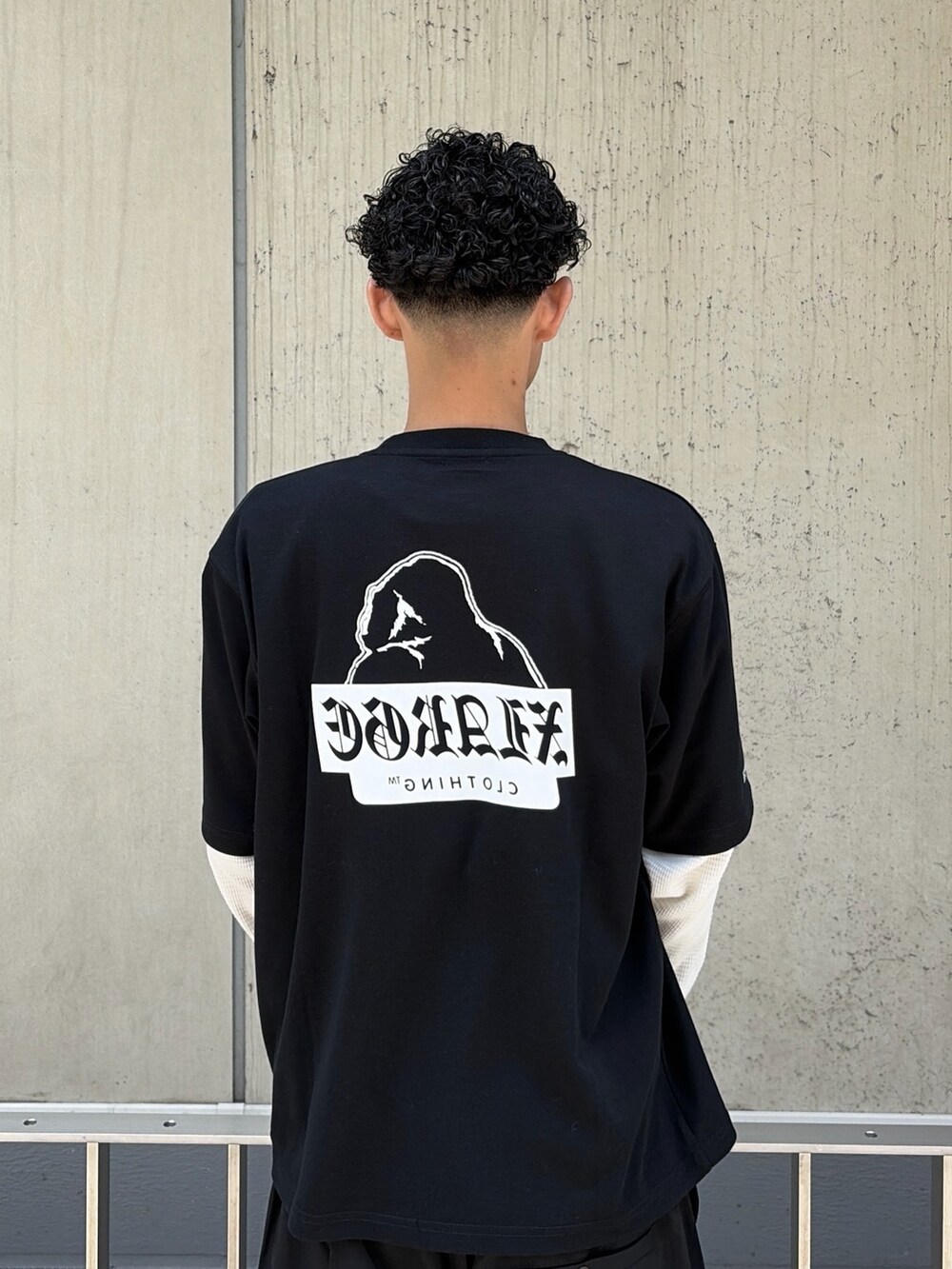 ブラック系のTシャツ/カットソー、ブラック系のその他パンツ、ホワイト系のTシャツ/カットソーを着用したメンズの夏コーディネートの8枚目の写真