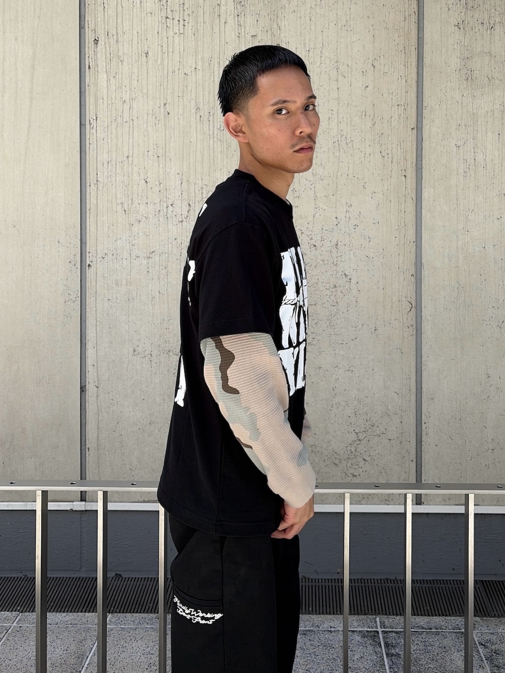 ブラック系のTシャツ/カットソー、その他のTシャツ/カットソー、ブラック系のその他パンツを着用したメンズの夏コーディネートの7枚目の写真