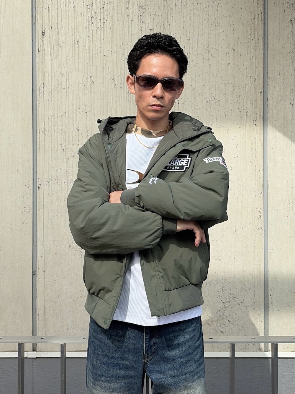 ホワイト系のTシャツ/カットソー、その他のブルゾン、ブルー系のデニムパンツを着用したメンズの秋コーディネートの5枚目の写真