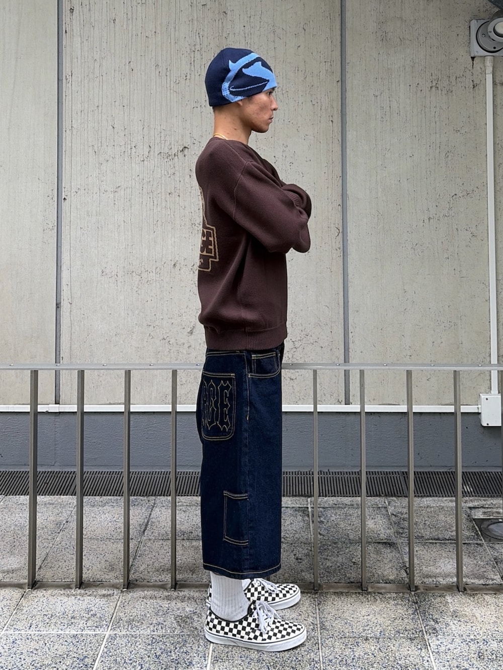 ブラウン系のニット/セーター、ブルー系のデニムパンツ、ブルー系のキャップを着用したメンズの秋コーディネートの5枚目の写真
