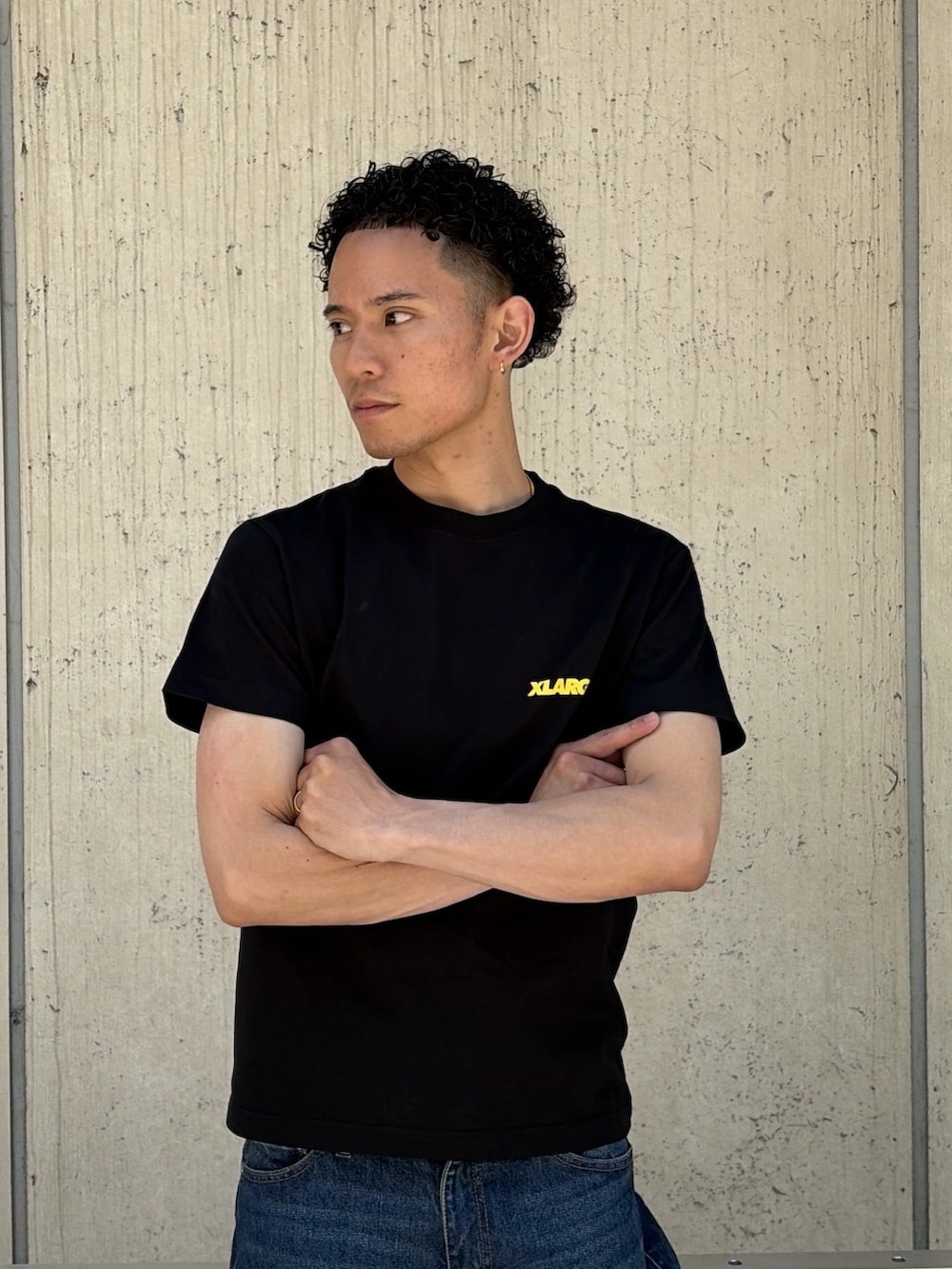 ピンク系のTシャツ/カットソー、ブルー系のデニムパンツを着用したメンズの夏コーディネートの5枚目の写真