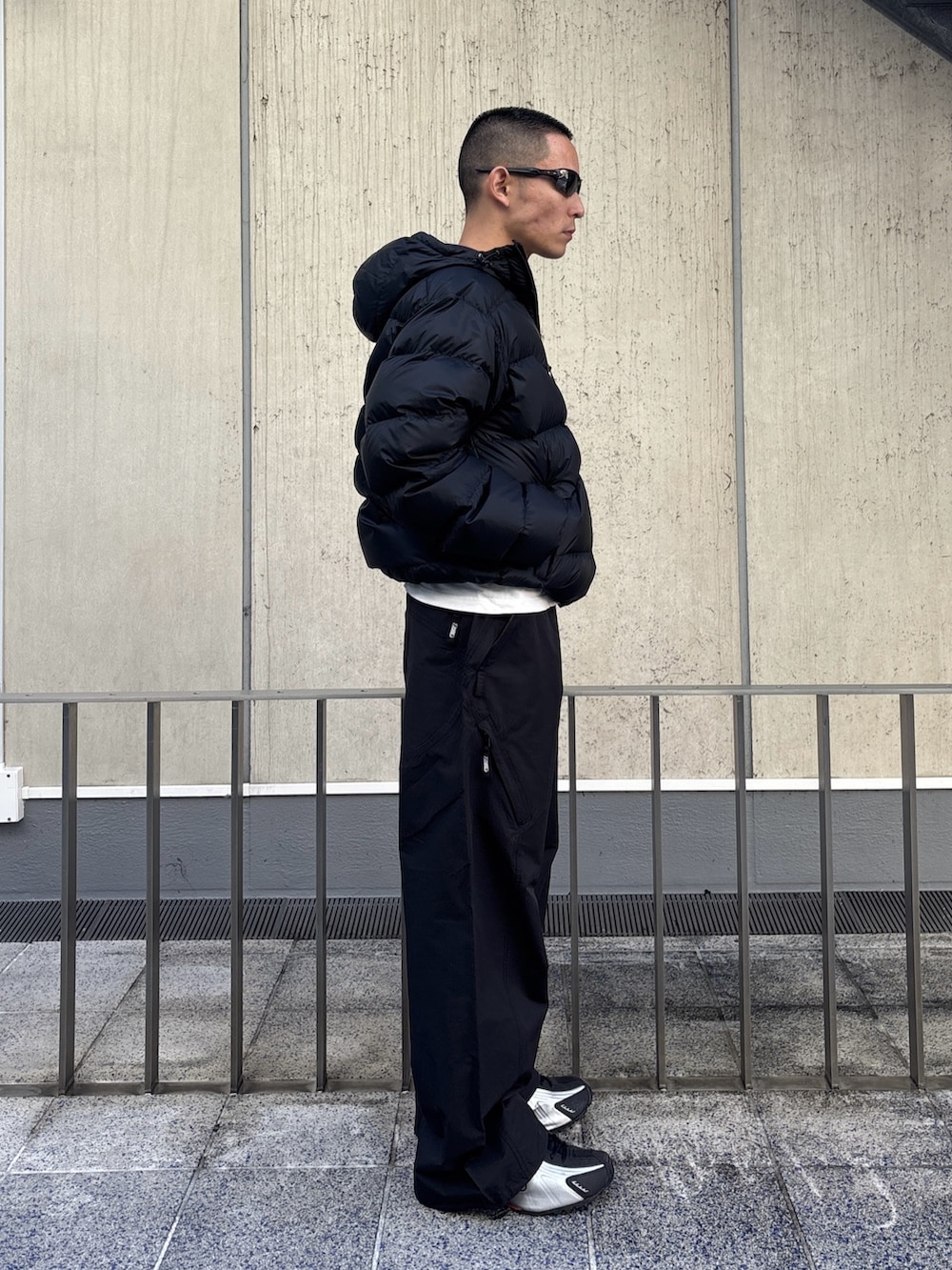 グリーン系のダウンジャケット/コート、ブラック系のその他パンツを着用したメンズの冬コーディネートの3枚目の写真