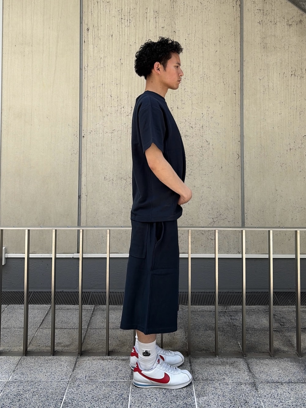 ブルー系のTシャツ/カットソー、ブルー系のスウェットパンツを着用したメンズの春コーディネートの3枚目の写真