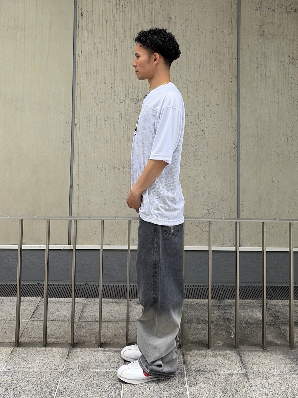 ホワイト系のTシャツ/カットソー、ブラック系のデニムパンツを着用したメンズの夏コーディネートの2枚目の写真