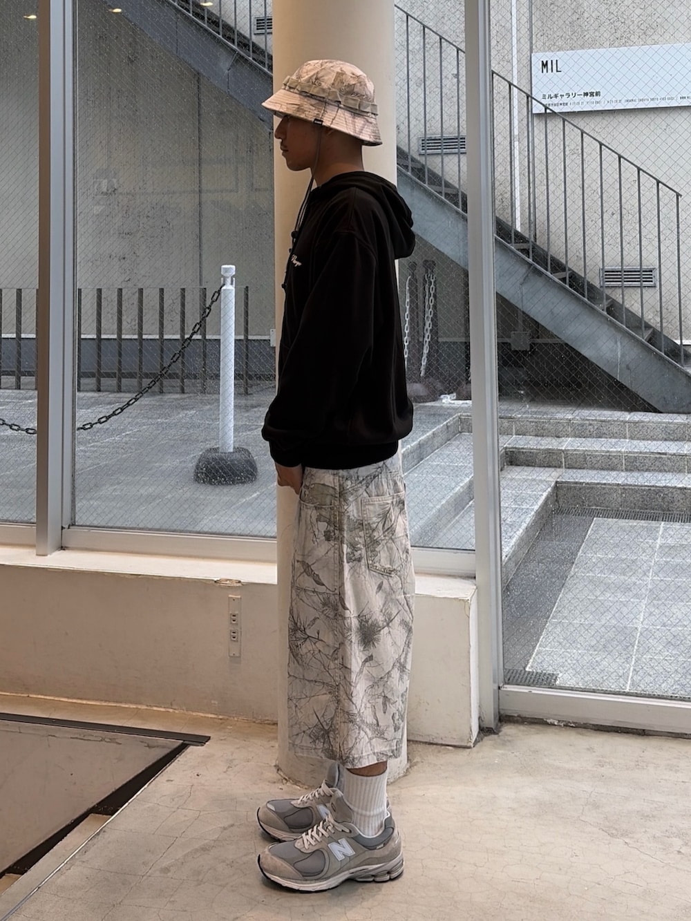 ブラック系のパーカー、その他のその他パンツ、その他のハットを着用したメンズの秋コーディネートの3枚目の写真