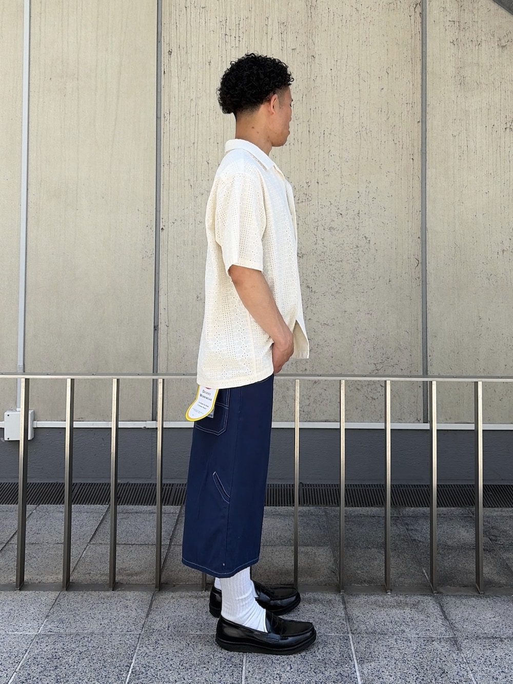 ホワイト系のシャツ/ブラウス、グリーン系のデニムパンツを着用したメンズの夏コーディネートの3枚目の写真