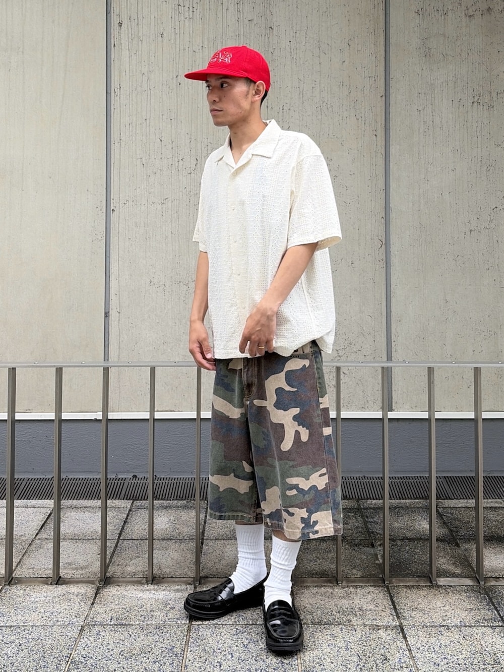 ホワイト系のシャツ/ブラウス、その他のその他パンツ、レッド系のキャップを着用したメンズの夏コーディネートの4枚目の写真