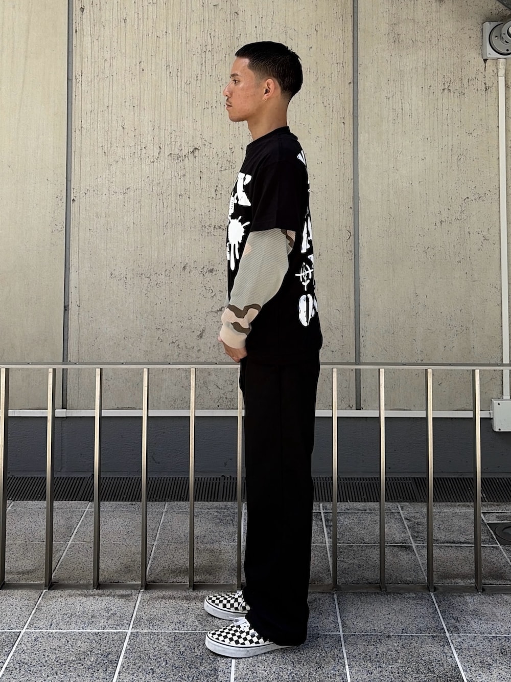 ブラック系のTシャツ/カットソー、その他のTシャツ/カットソー、ブラック系のその他パンツを着用したメンズの夏コーディネートの2枚目の写真