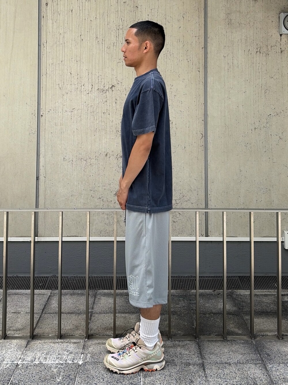 ブルー系のTシャツ/カットソー、ブラック系のその他パンツを着用したメンズの夏コーディネートの2枚目の写真