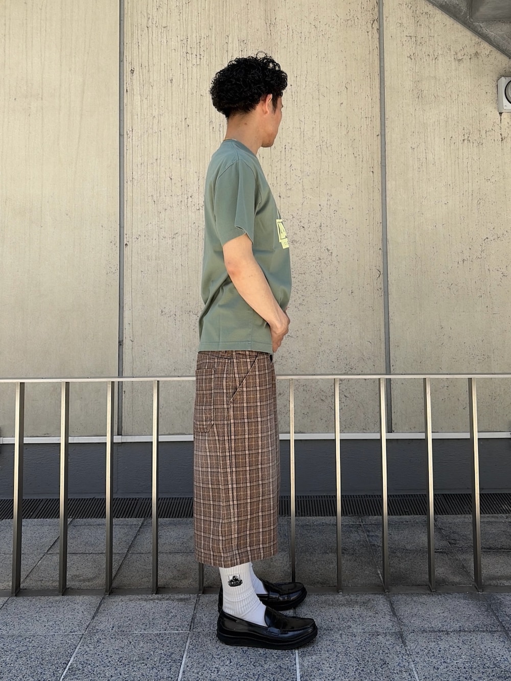 ホワイト系のTシャツ/カットソー、その他のその他パンツを着用したメンズの春コーディネートの3枚目の写真
