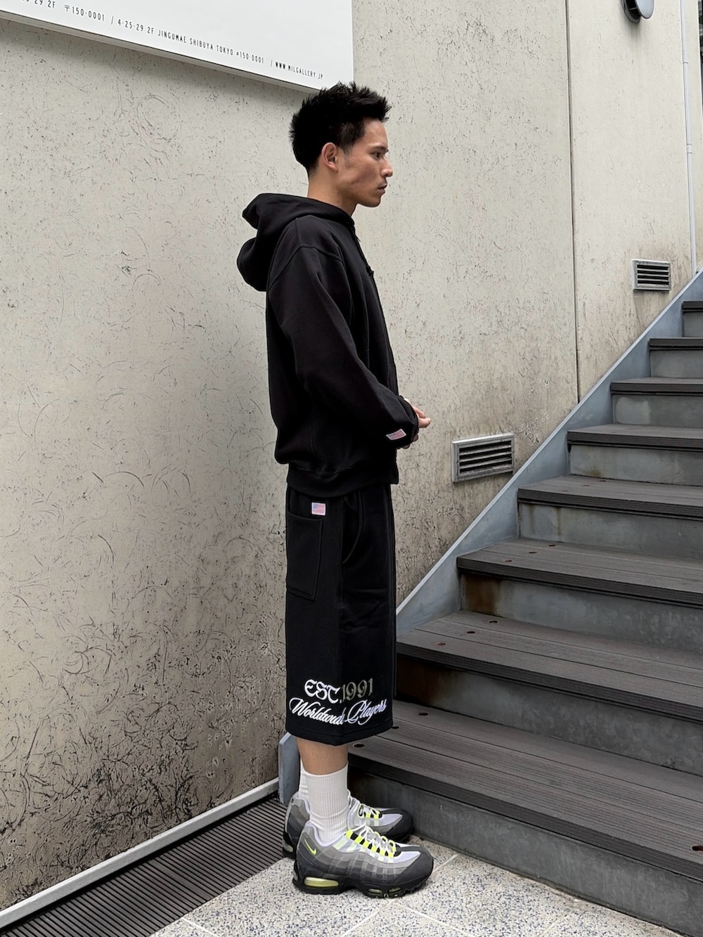 ブラック系のパーカー、ブラック系のスウェットパンツを着用したメンズの春コーディネートの3枚目の写真