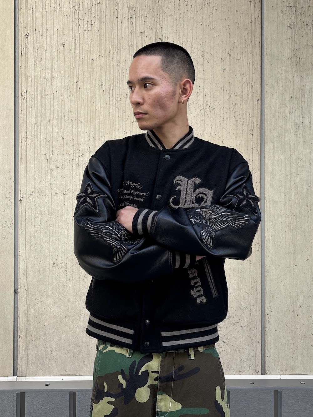 ブラック系のスタジャン、その他のカーゴパンツを着用したメンズの冬コーディネートの5枚目の写真