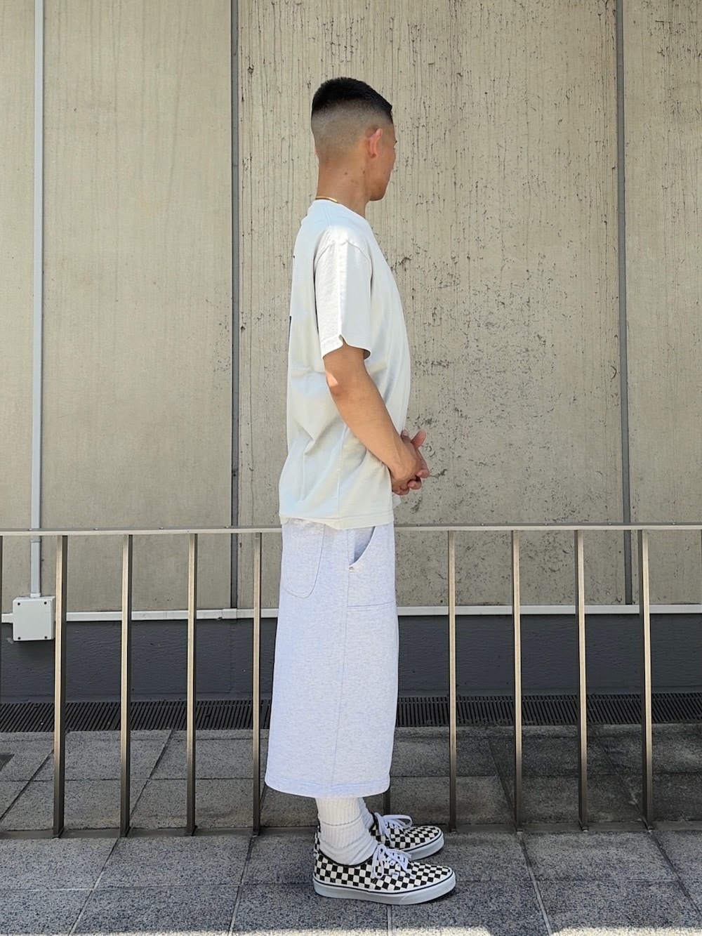 グレー系のTシャツ/カットソー、グレー系のスウェットパンツを着用したメンズの夏コーディネートの3枚目の写真