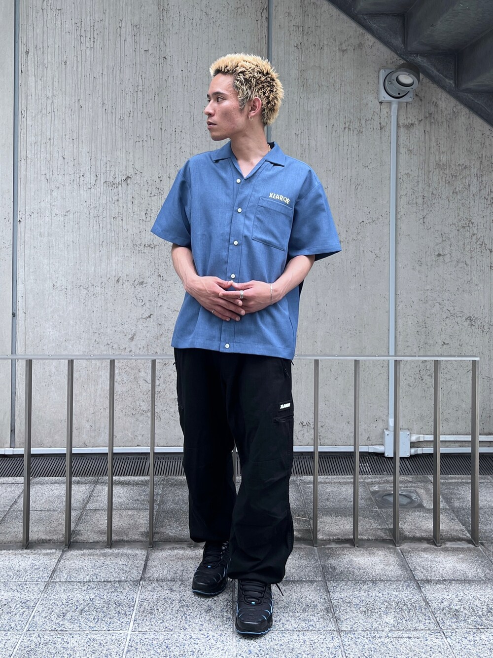 イエロー系のシャツ/ブラウス、ブラック系のその他パンツを着用したメンズの夏コーディネートの5枚目の写真