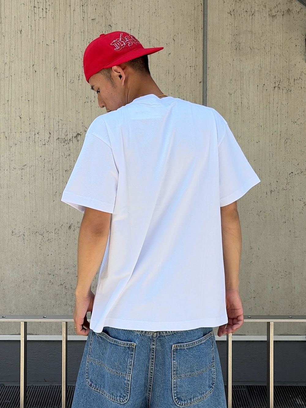 ホワイト系のTシャツ/カットソー、その他のその他パンツ、レッド系のキャップを着用したメンズの夏コーディネートの6枚目の写真