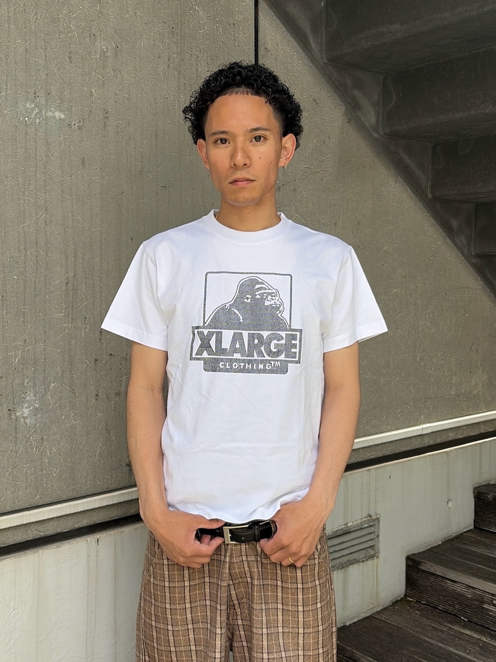 その他のその他パンツ、ホワイト系のTシャツ/カットソーを着用したメンズの夏コーディネートの6枚目の写真