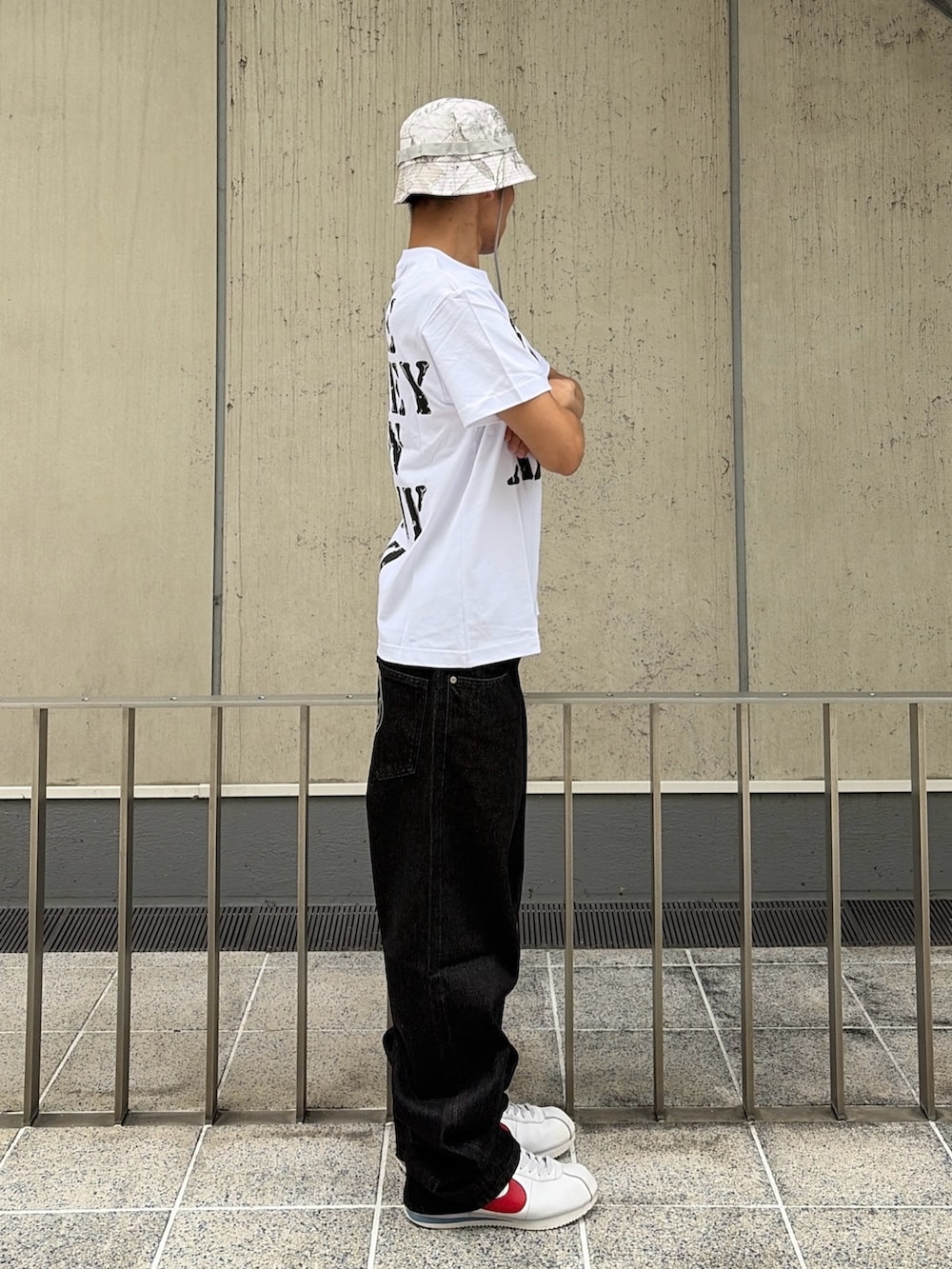 ホワイト系のTシャツ/カットソー、ブラック系のデニムパンツ、その他のハットを着用したメンズの夏コーディネートの4枚目の写真