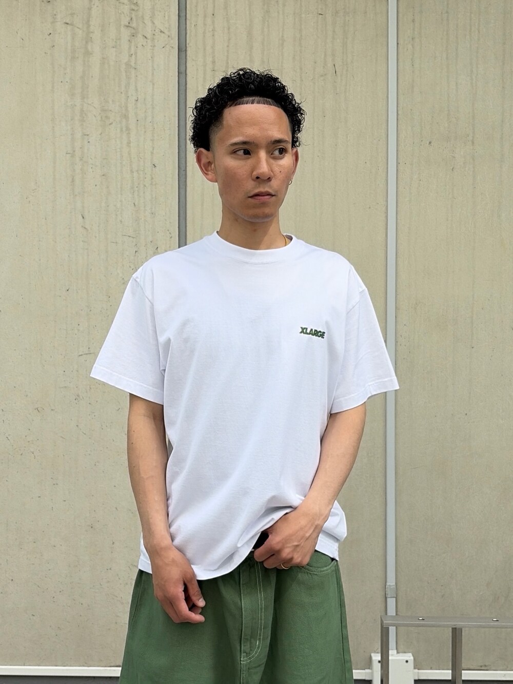 グリーン系のデニムパンツ、グレー系のTシャツ/カットソーを着用したメンズの春コーディネートの5枚目の写真