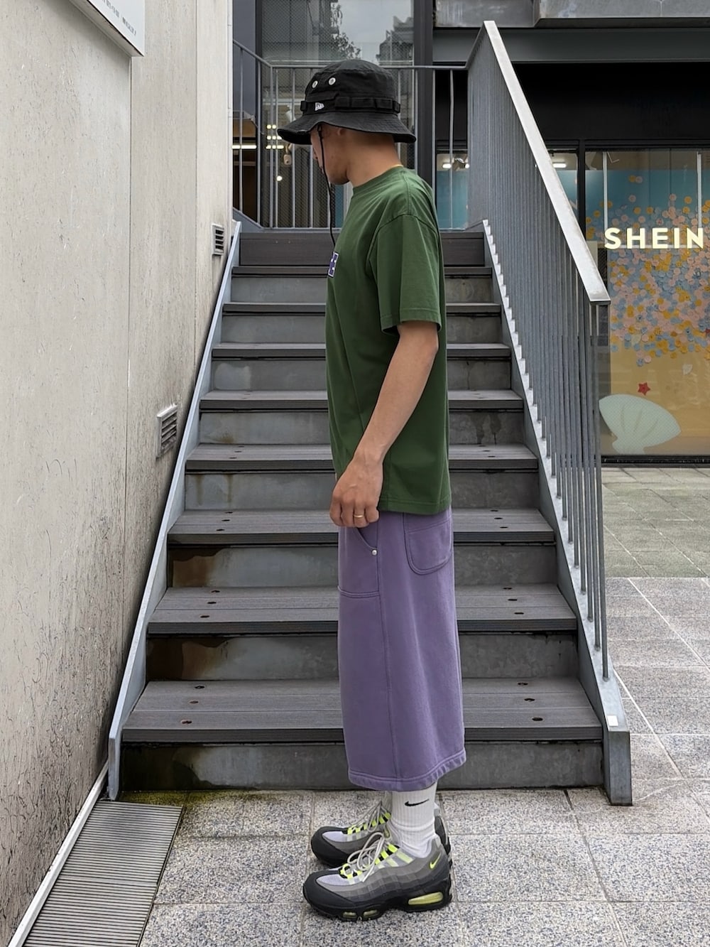 ブラック系のTシャツ/カットソー、グレー系のスウェットパンツ、ブラック系のハットを着用したメンズの夏コーディネートの2枚目の写真