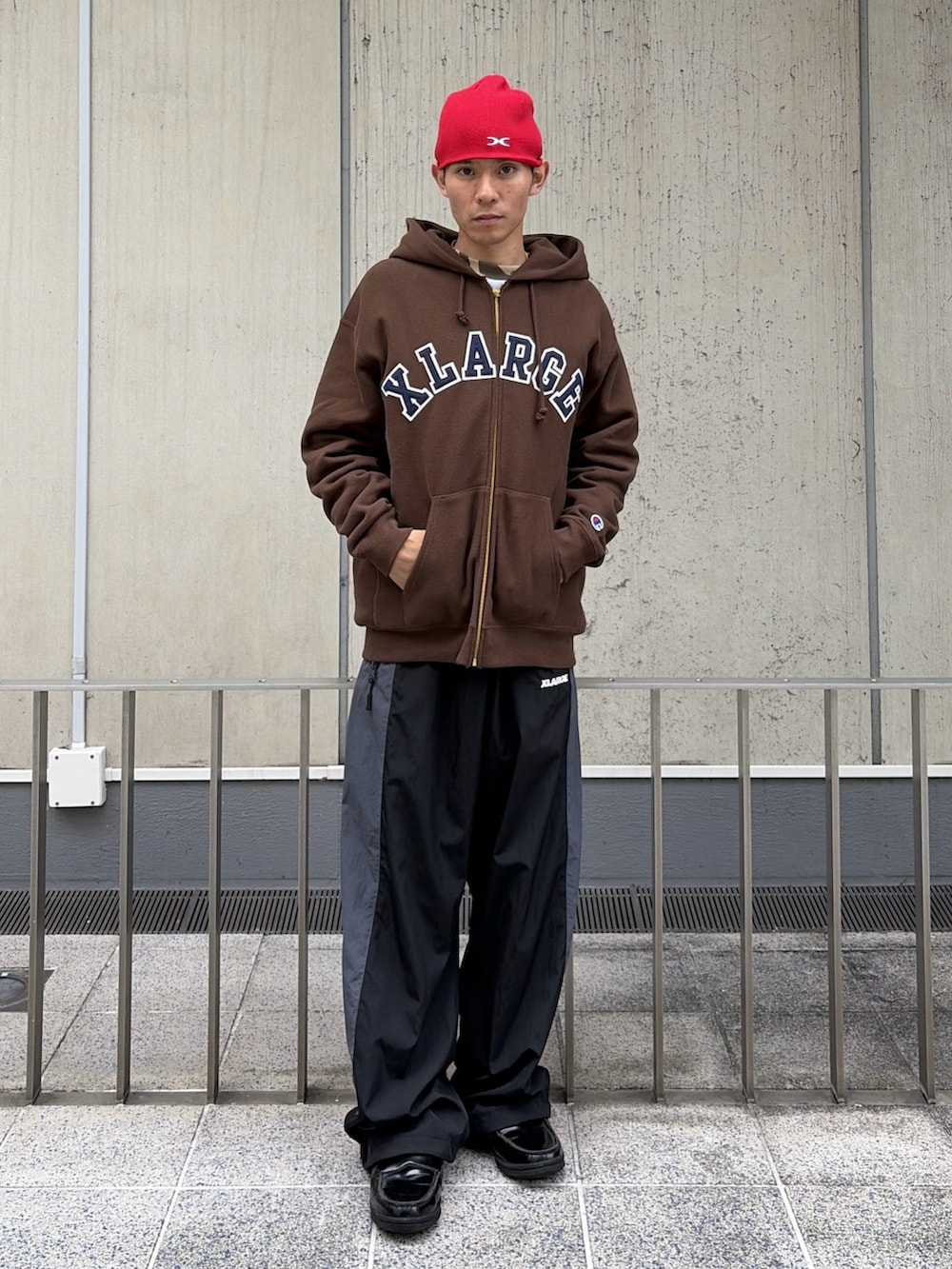 ブラウン系のパーカー、レッド系のその他パンツ、レッド系のニットキャップ/ビーニーを着用したメンズの秋コーディネートの2枚目の写真