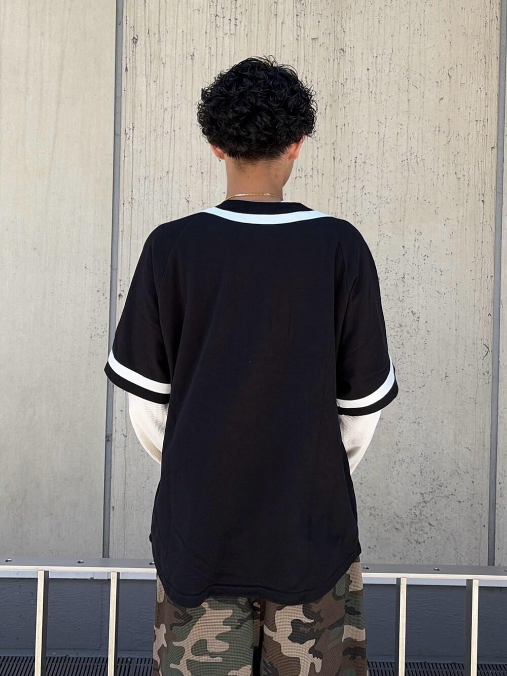 その他のその他パンツ、ブラック系のTシャツ/カットソー、ホワイト系のTシャツ/カットソーを着用したメンズの春コーディネートの6枚目の写真
