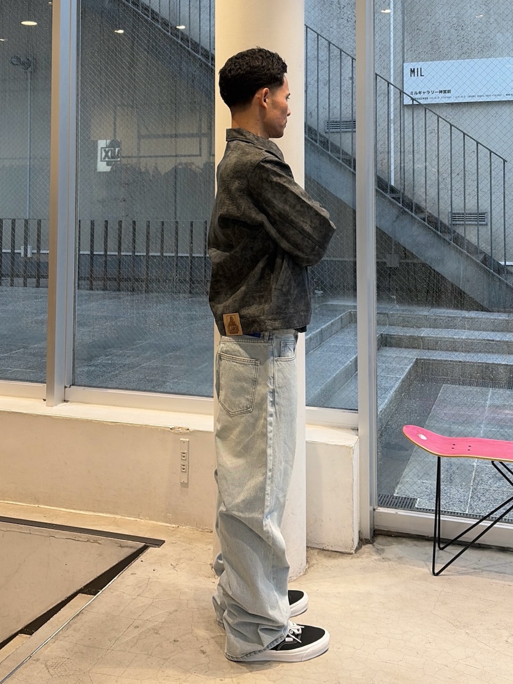 ブラック系のブルゾン、ブルー系のデニムパンツを着用したメンズの秋コーディネートの3枚目の写真