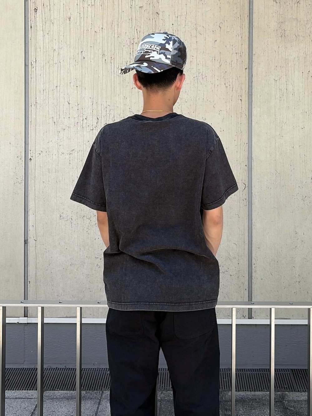 ブラック系のTシャツ/カットソー、ブラック系のその他パンツ、その他のキャップを着用したメンズの夏コーディネートの7枚目の写真