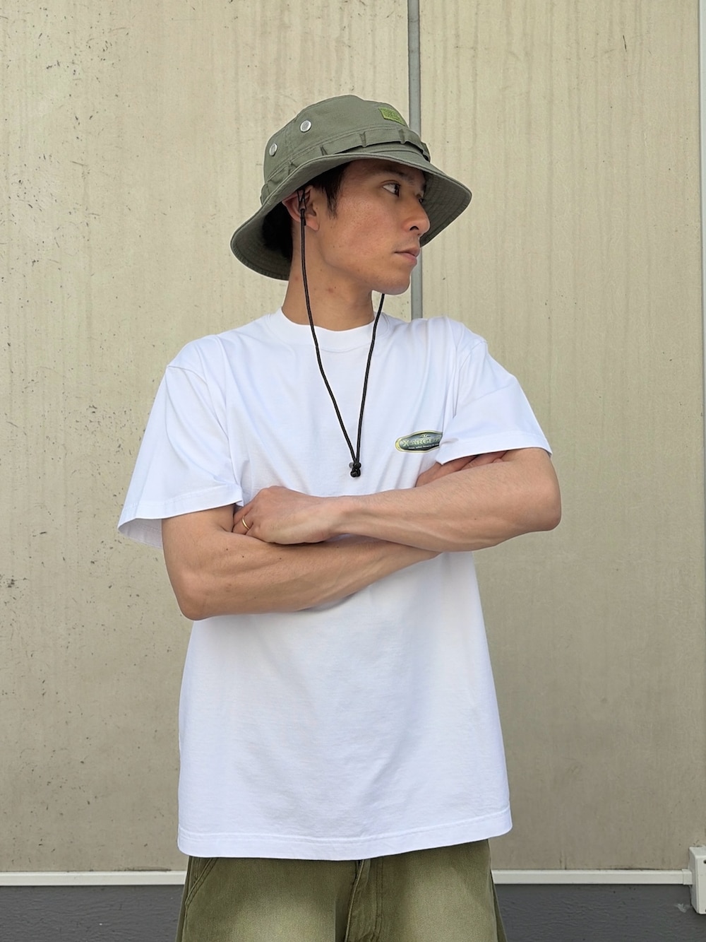 その他のその他パンツ、ホワイト系のTシャツ/カットソー、ブラック系のハットを着用したメンズの春コーディネートの5枚目の写真