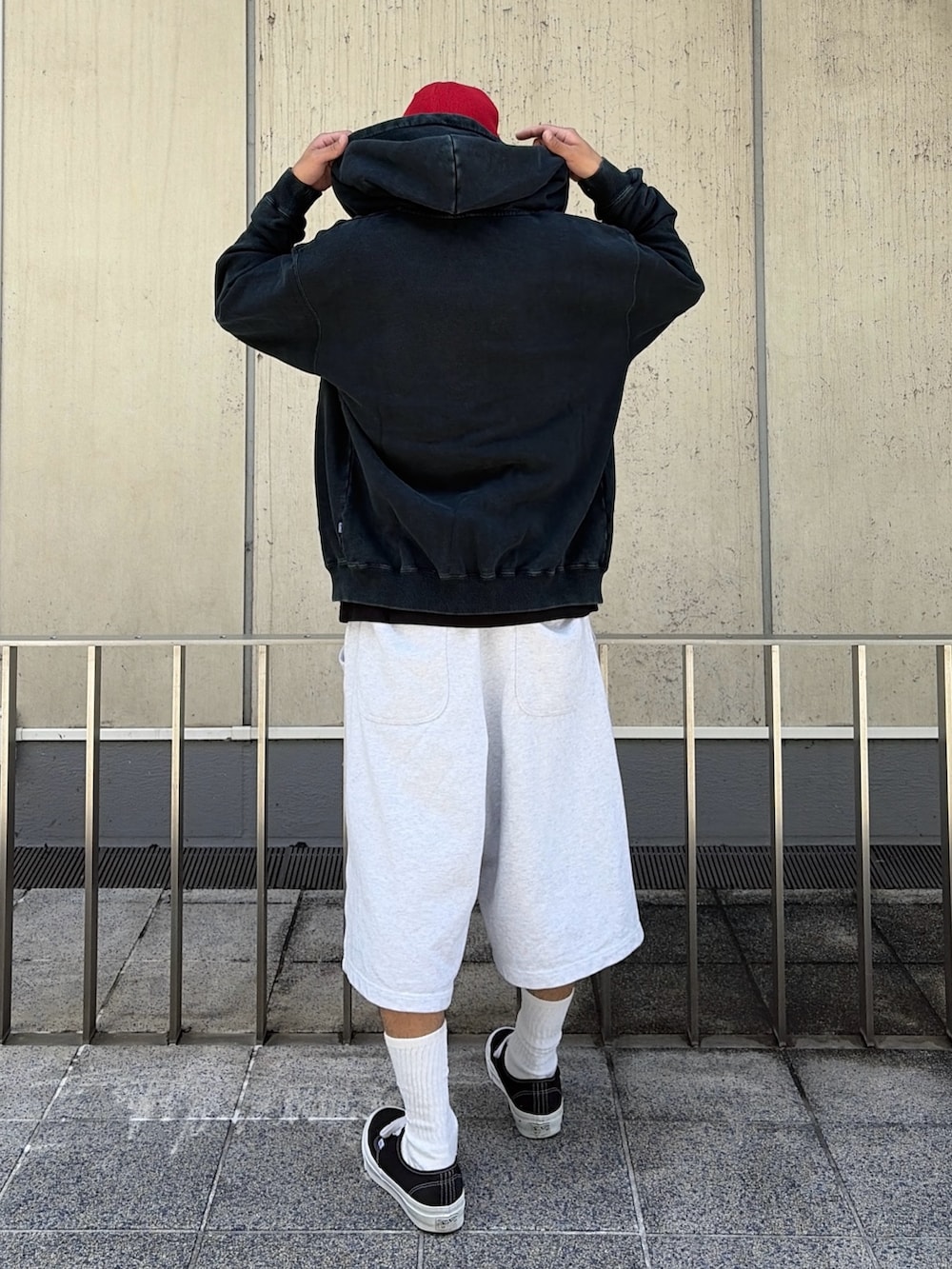 ブラック系のTシャツ/カットソー、ブラック系のパーカー、グレー系のスウェットパンツを着用したメンズの夏コーディネートの4枚目の写真