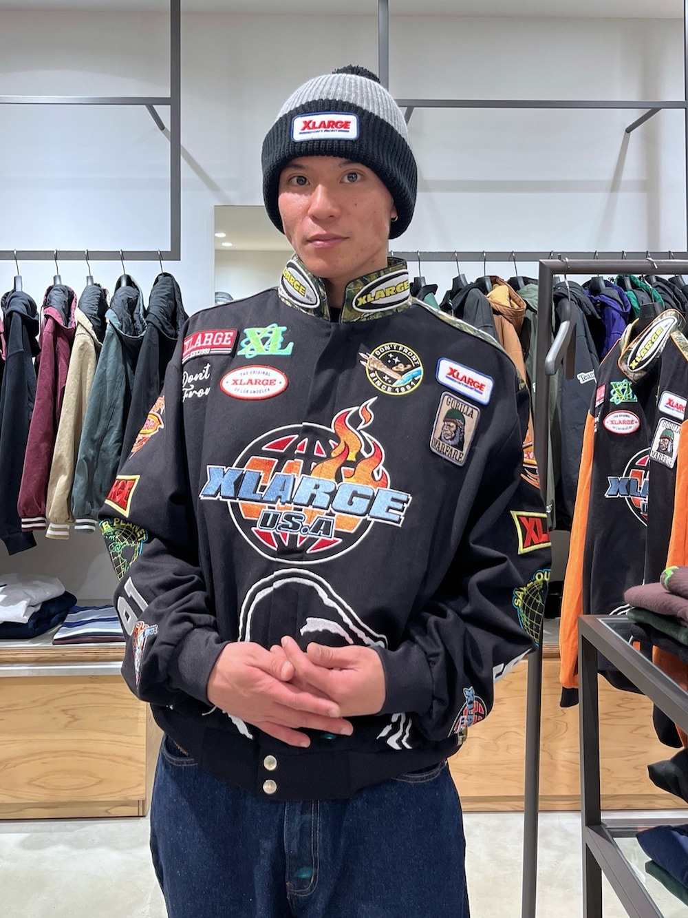 ブラック系のブルゾン、ブルー系のデニムパンツ、グレー系のニットキャップ/ビーニーを着用したメンズの秋コーディネートの7枚目の写真