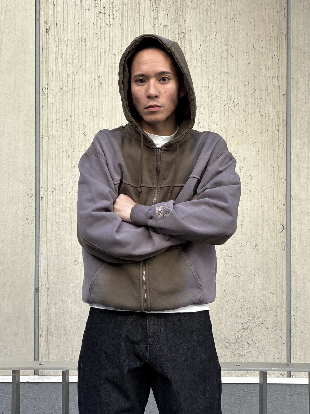 ブラック系のパーカー、ブラック系のデニムパンツを着用したメンズの冬コーディネートの5枚目の写真