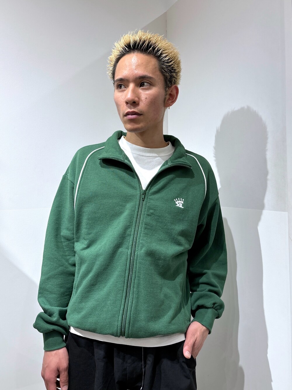 グリーン系のスウェット、ブラック系のカーゴパンツを着用したメンズの冬コーディネートの5枚目の写真