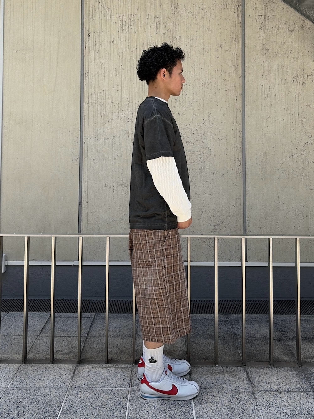 パープル系のTシャツ/カットソー、ホワイト系のTシャツ/カットソー、その他のその他パンツを着用したメンズの春コーディネートの3枚目の写真