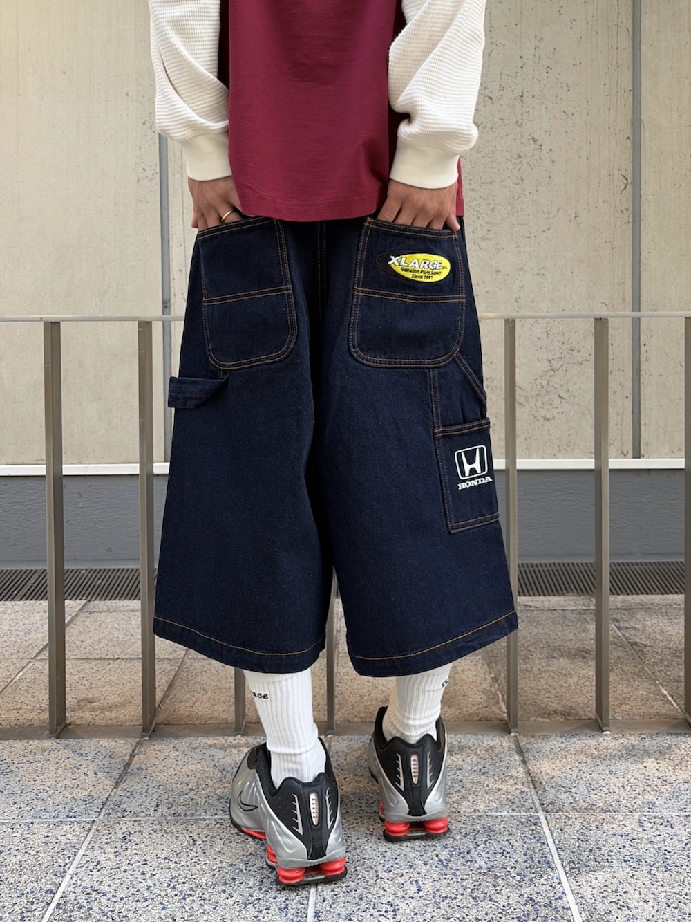 レッド系のTシャツ/カットソー、ブルー系のデニムパンツ、ホワイト系のTシャツ/カットソーを着用したメンズの春コーディネートの8枚目の写真