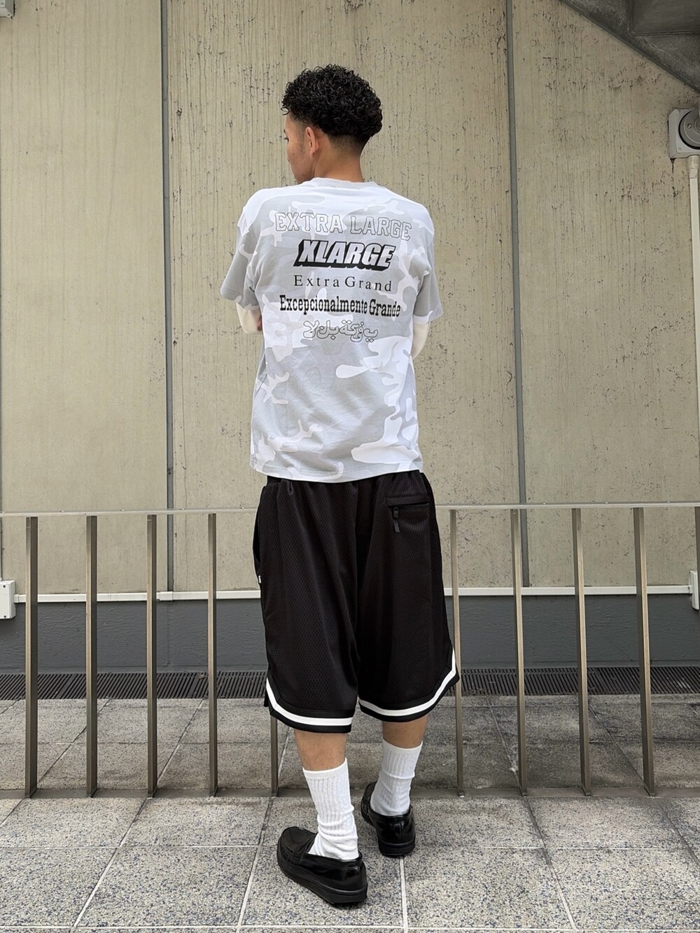 ブラック系のその他パンツ、その他のTシャツ/カットソー、ホワイト系のTシャツ/カットソーを着用したメンズの夏コーディネートの4枚目の写真