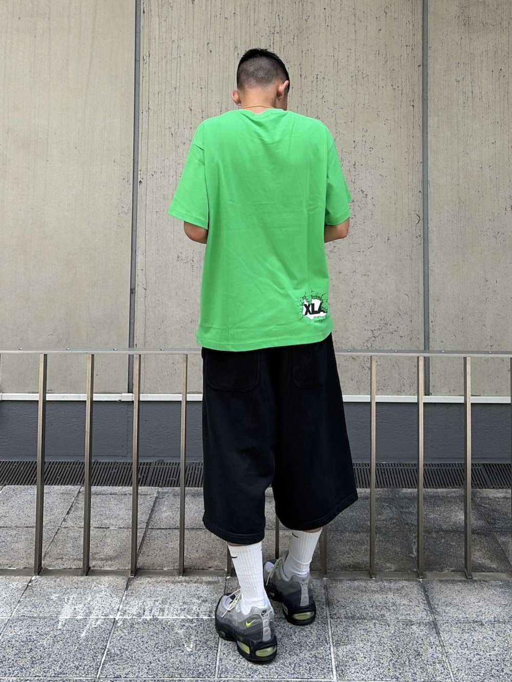 グレー系のスウェットパンツを着用したメンズの夏コーディネートの4枚目の写真