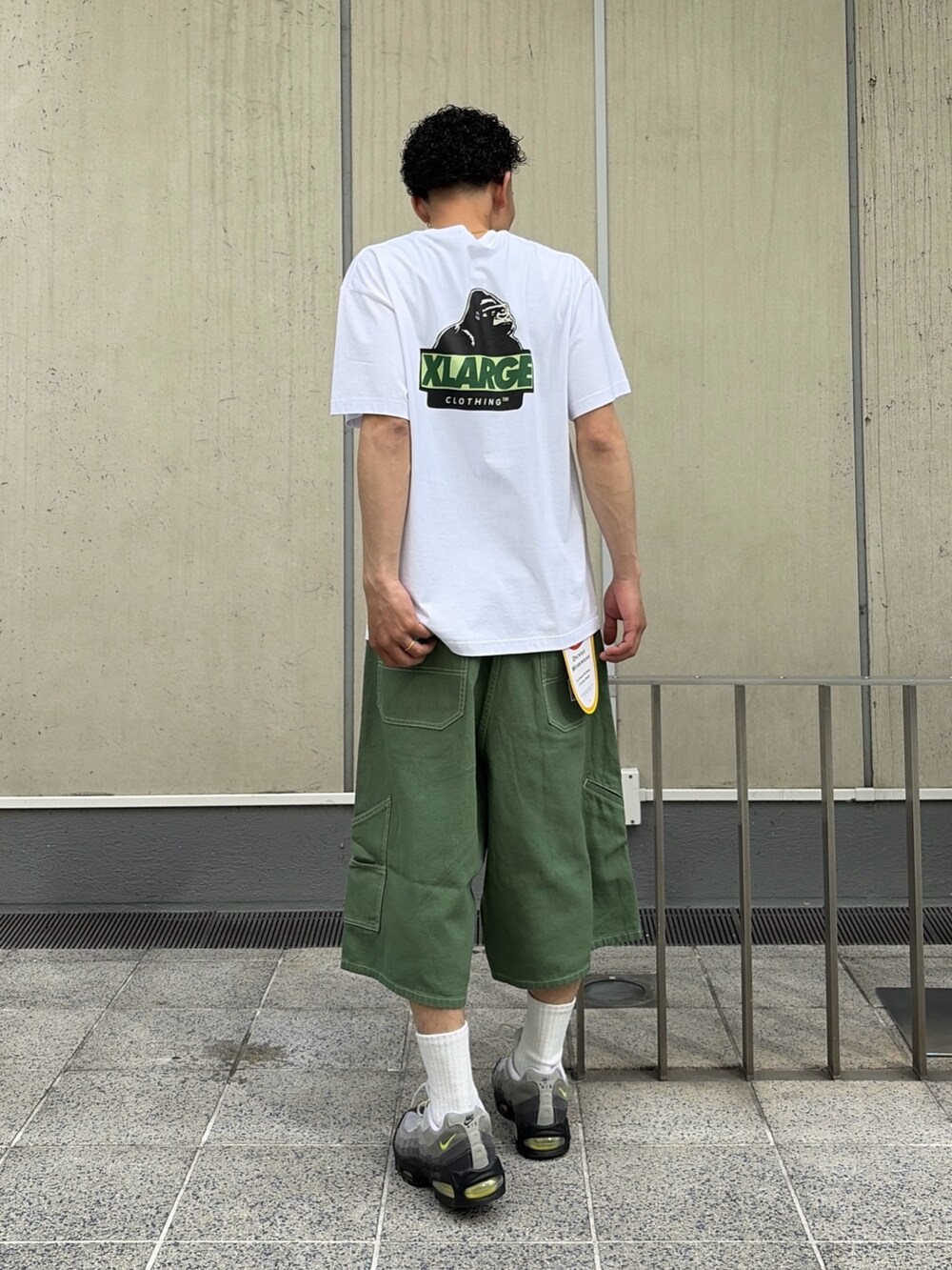 グリーン系のデニムパンツ、グレー系のTシャツ/カットソーを着用したメンズの春コーディネートの4枚目の写真