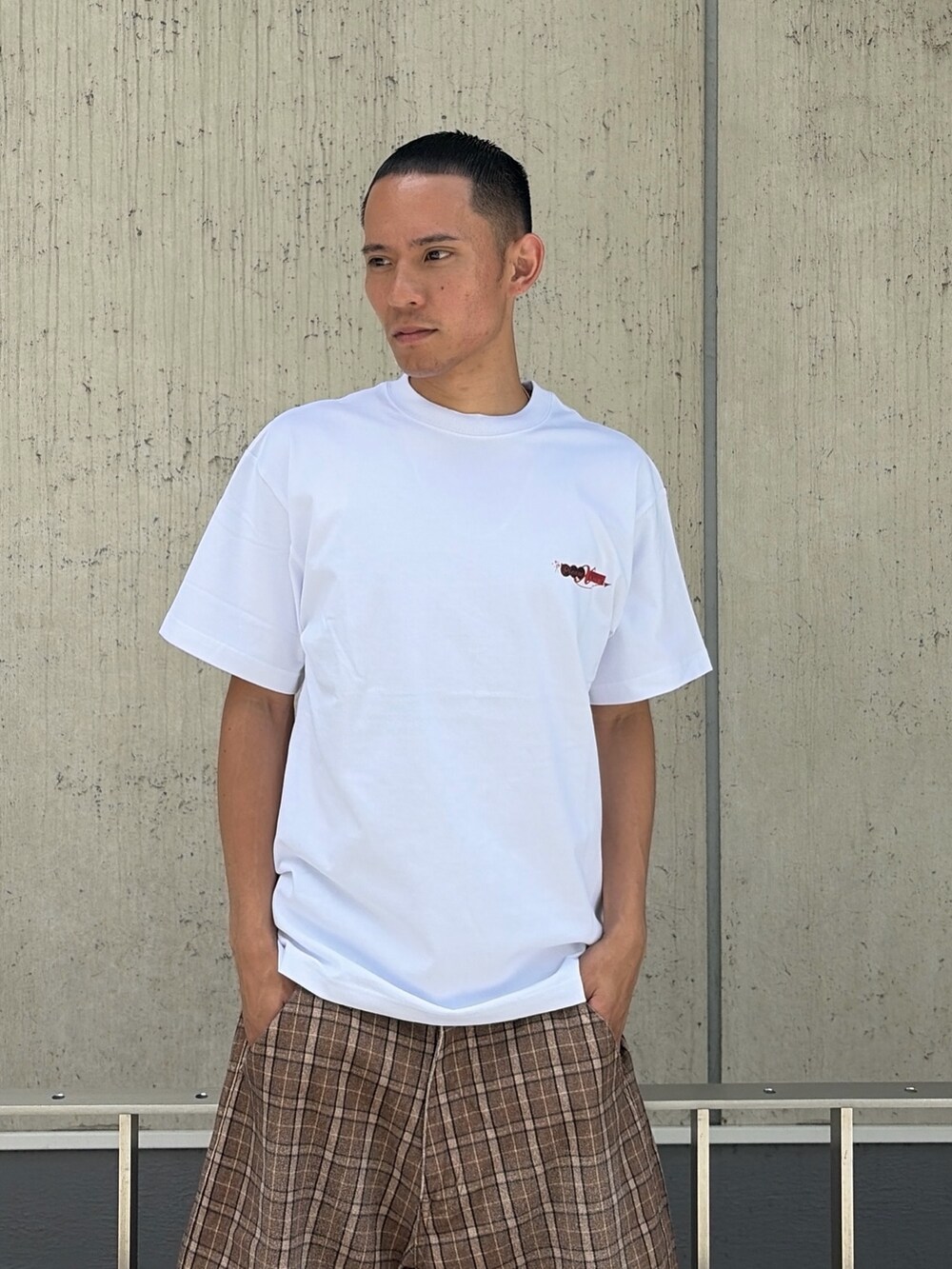 ホワイト系のTシャツ/カットソー、その他のその他パンツを着用したメンズの夏コーディネートの6枚目の写真