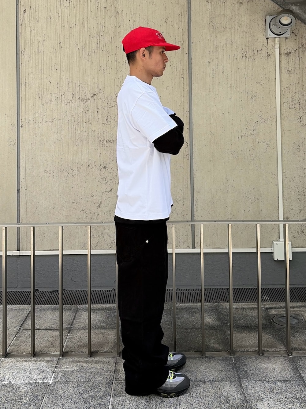 パープル系のTシャツ/カットソー、その他のTシャツ/カットソー、グレー系のその他パンツを着用したメンズの夏コーディネートの3枚目の写真