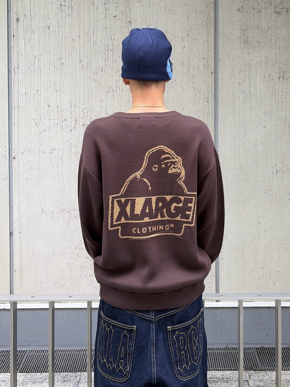 ブラウン系のニット/セーター、ブルー系のデニムパンツ、ブルー系のキャップを着用したメンズの秋コーディネートの10枚目の写真