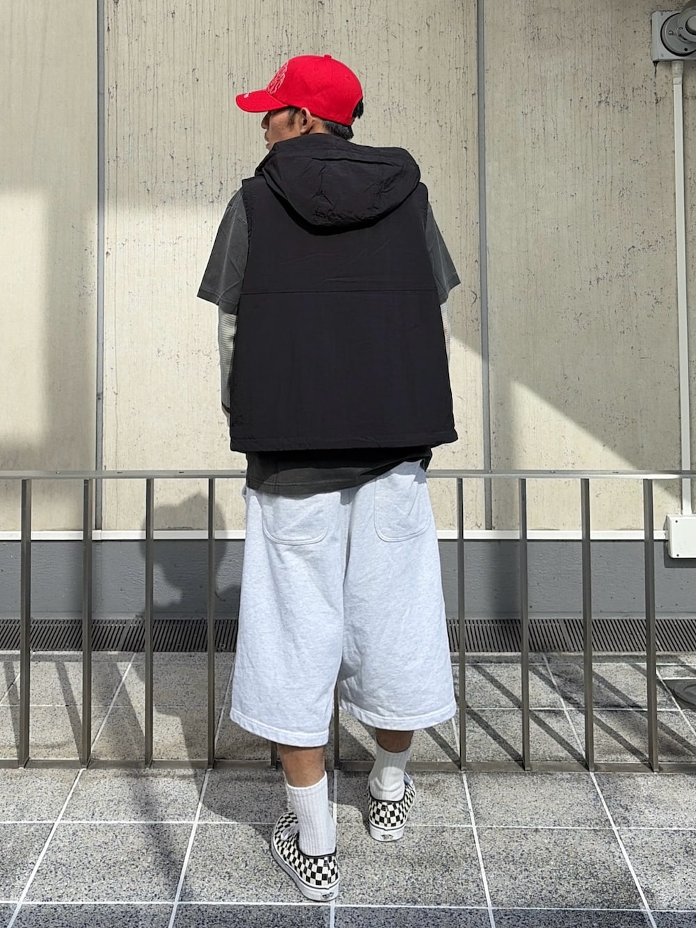 ブラック系のベスト、グレー系のTシャツ/カットソー、その他のTシャツ/カットソーを着用したメンズの夏コーディネートの5枚目の写真