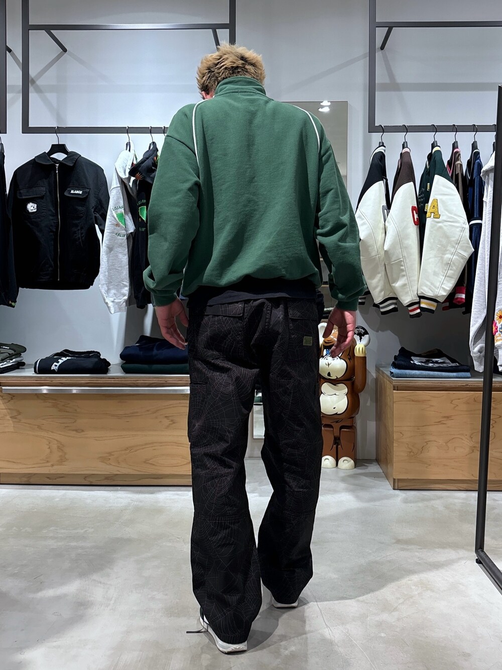 グリーン系のスウェット、ブラック系のその他パンツを着用したメンズの冬コーディネートの7枚目の写真