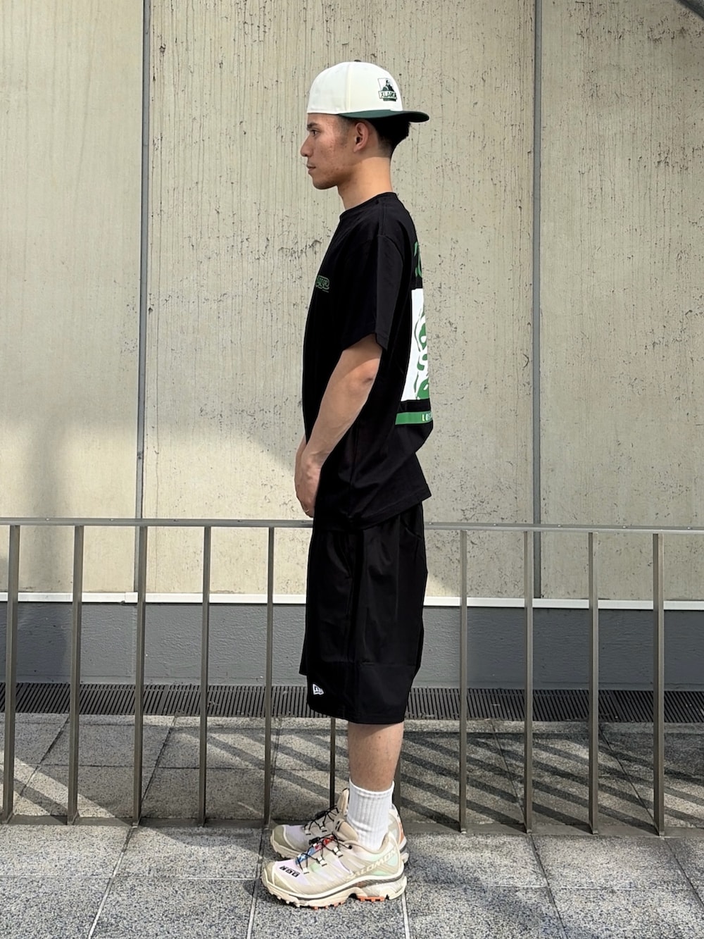 ブラック系のTシャツ/カットソー、ブラック系のその他パンツ、ホワイト系のキャップを着用したメンズの夏コーディネートの3枚目の写真