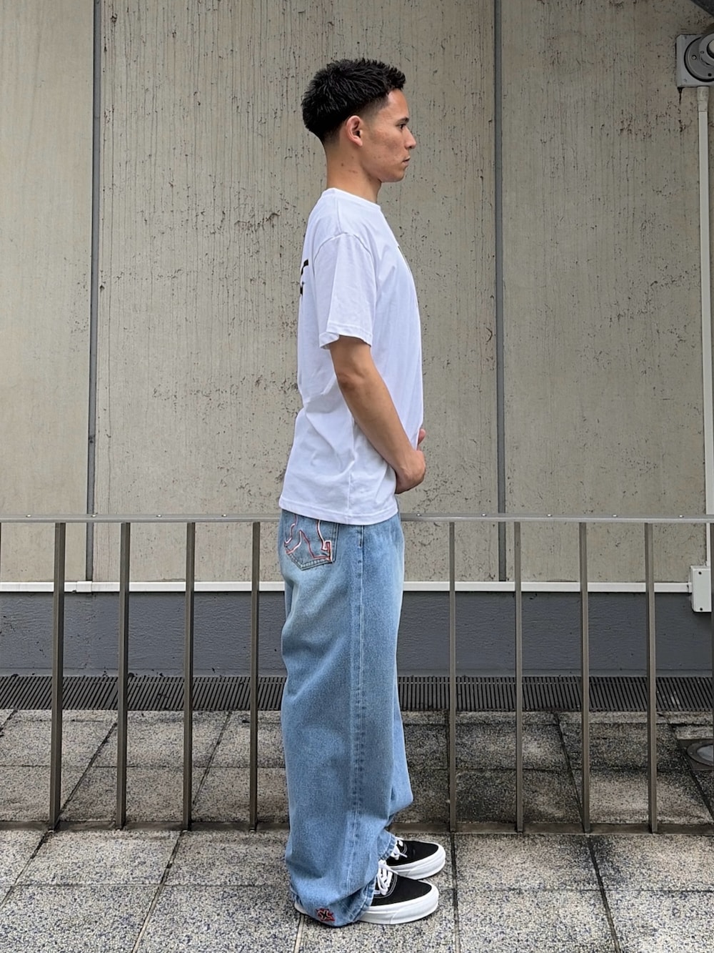 ホワイト系のTシャツ/カットソー、ブルー系のデニムパンツを着用したメンズの夏コーディネートの3枚目の写真