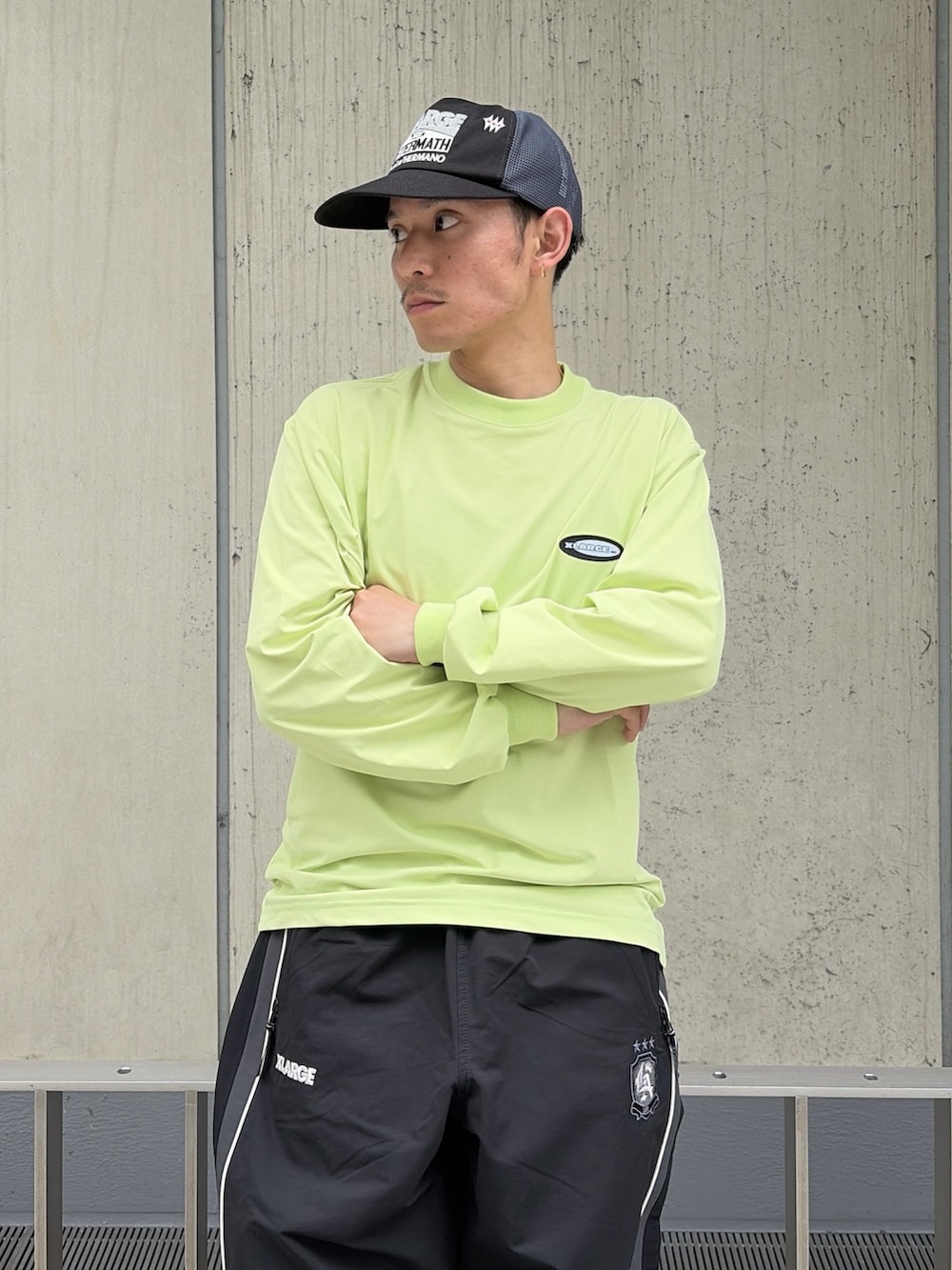 グリーン系のTシャツ/カットソー、ブラック系のその他パンツ、ブラック系のキャップを着用したメンズの春コーディネートの7枚目の写真