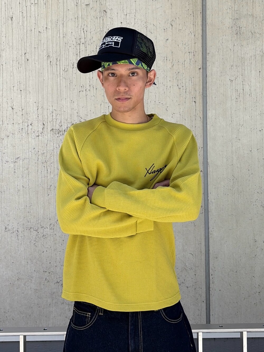 その他のTシャツ/カットソー、ブルー系のデニムパンツ、ブラック系のキャップを着用したメンズの夏コーディネートの7枚目の写真